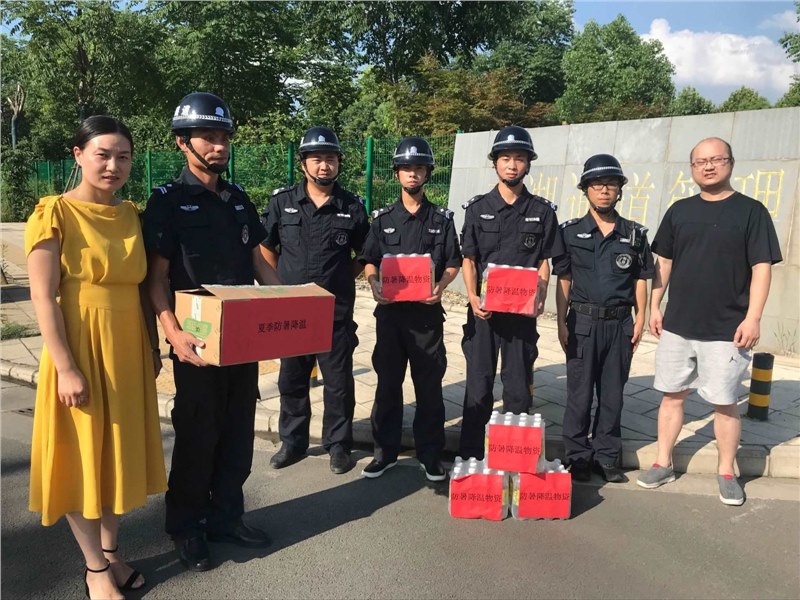 炎炎夏日送清涼 點(diǎn)點(diǎn)關(guān)懷暖人心